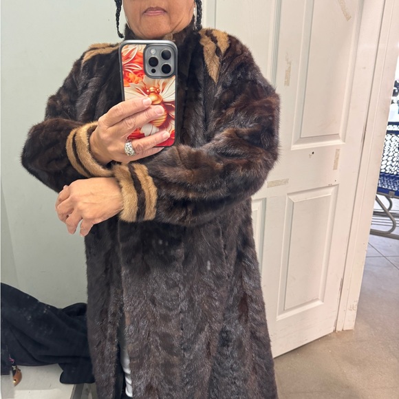 Light weight mink coat brow and Carmel. Size medium/large - Picture 6 of 12